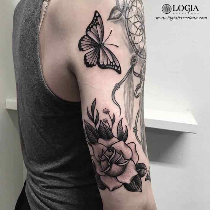 tatuaje-rosa-mariposa-brazo-logia-barcelona-Laia    